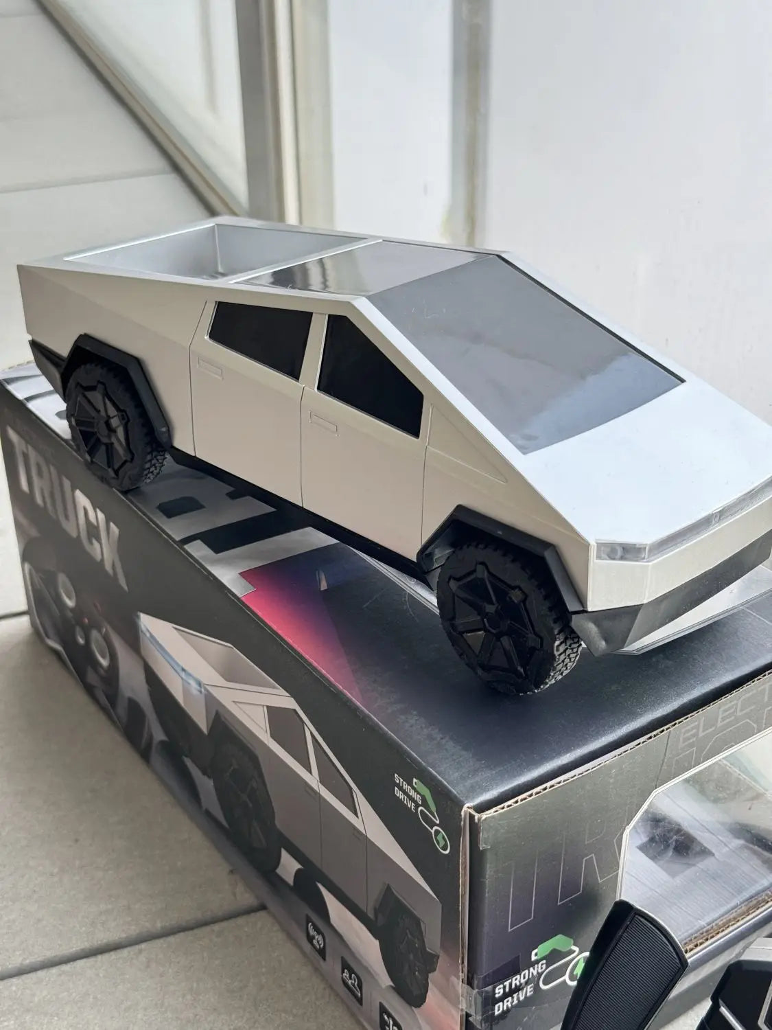 Cyber Beast: 1:12 Offroad RC Truck