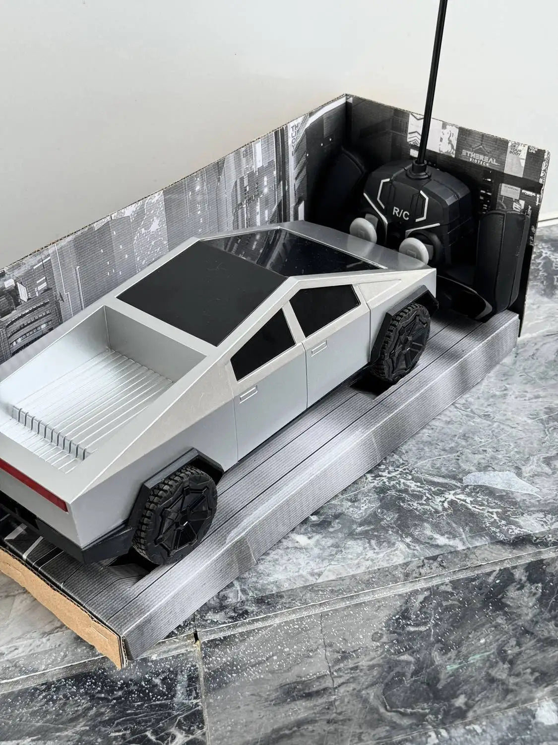 Cyber Beast: 1:12 Offroad RC Truck