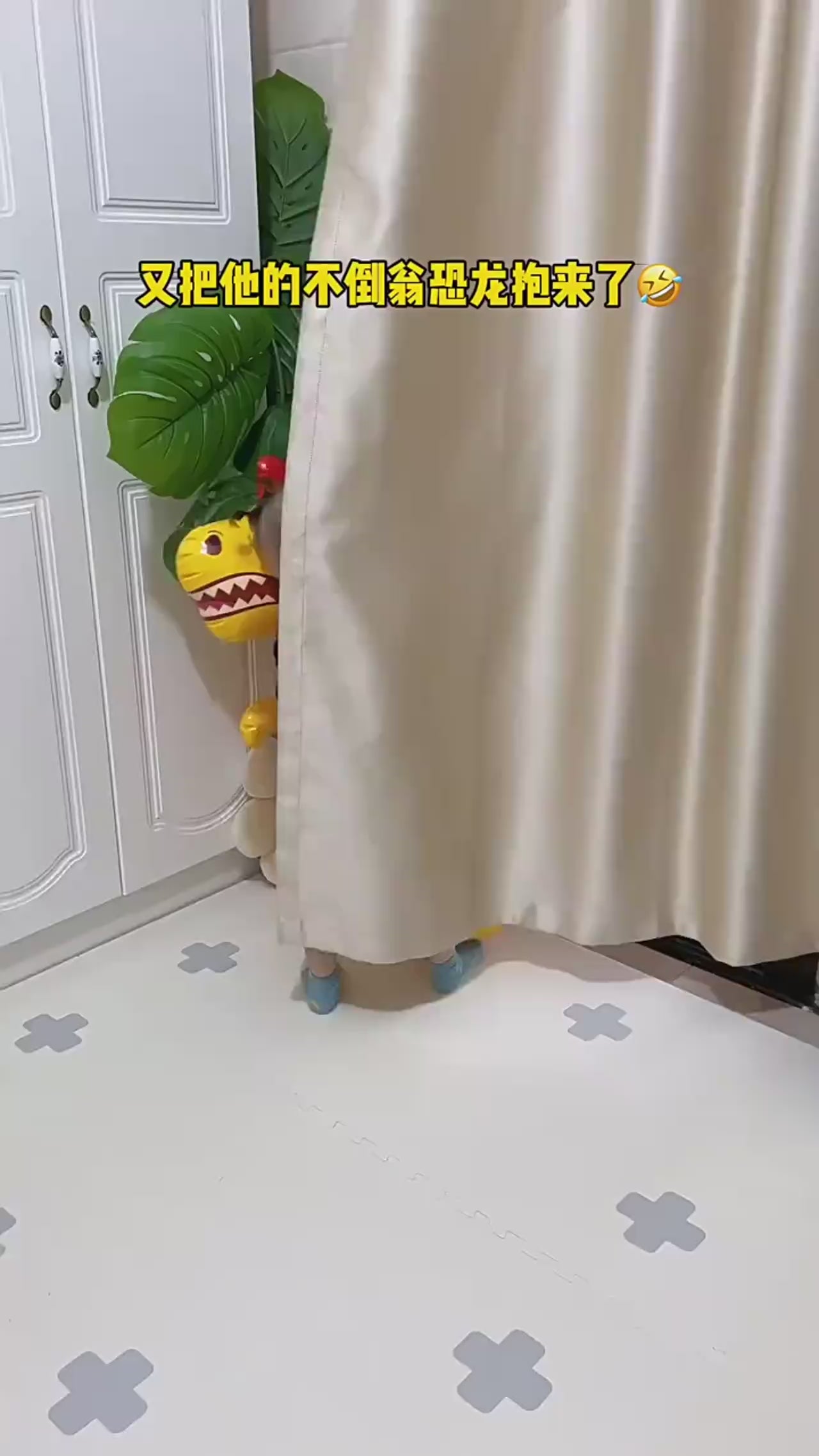 Dino Tumbler: Inflatable Boxing Fun